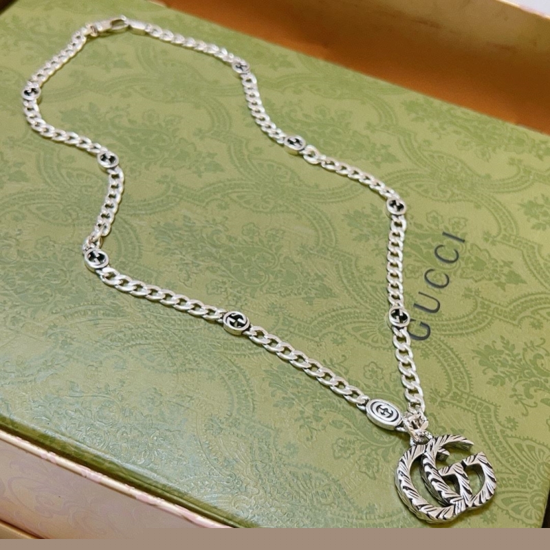 G*u*i necklaces